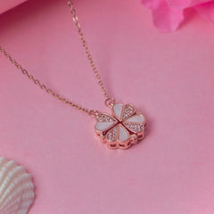 Clover Magnetic Necklace White